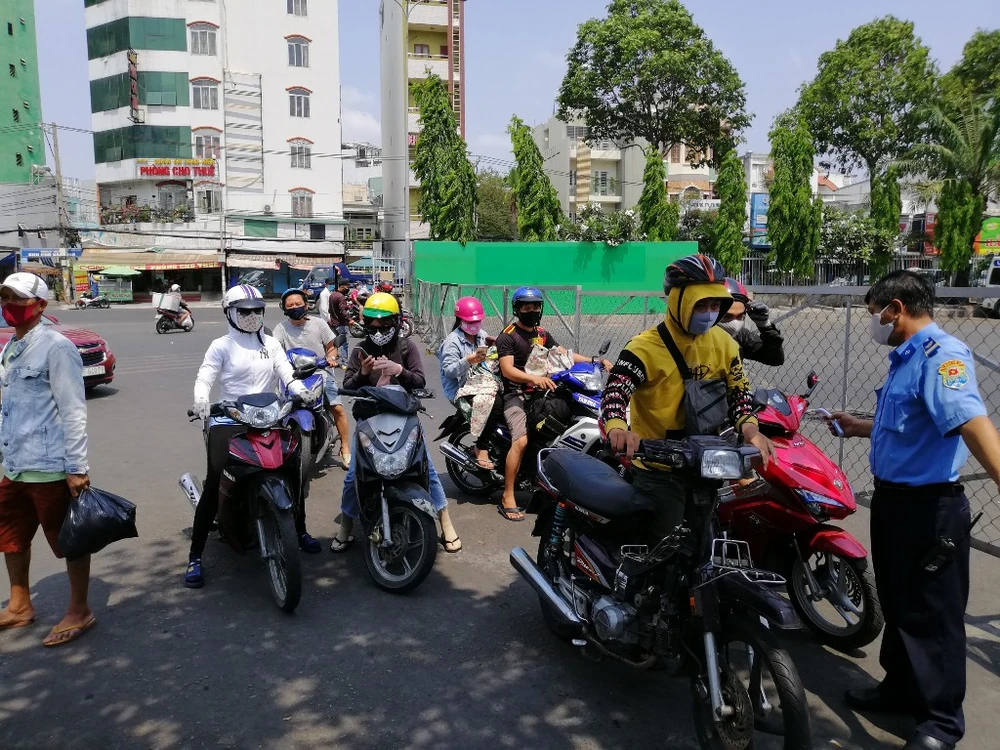 nguoi-dan-un-un-den-ben-xe-16