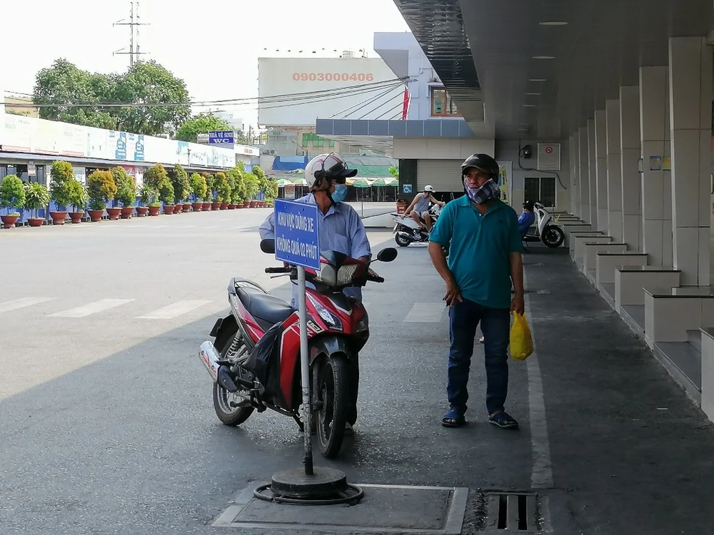 nguoi-dan-un-un-den-ben-xe-2