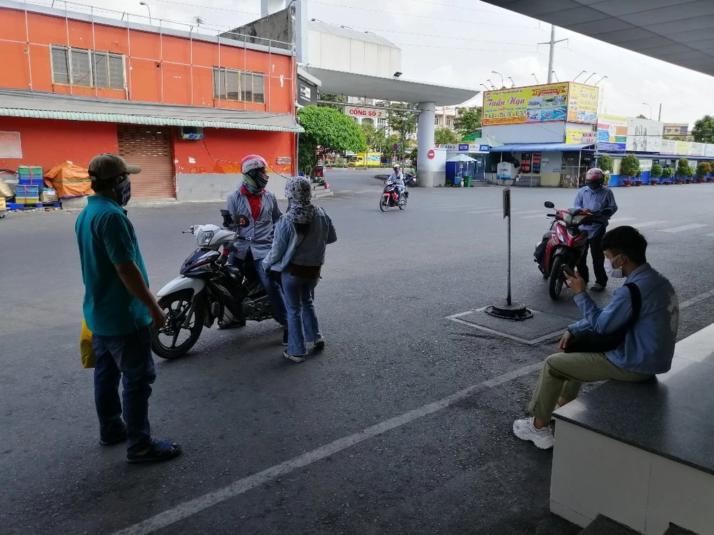 nguoi-dan-un-un-den-ben-xe-3