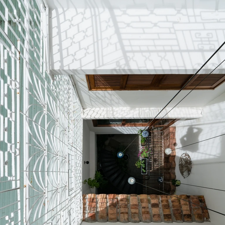 ngoi-nha-co-khong-gian-chong-lop-8