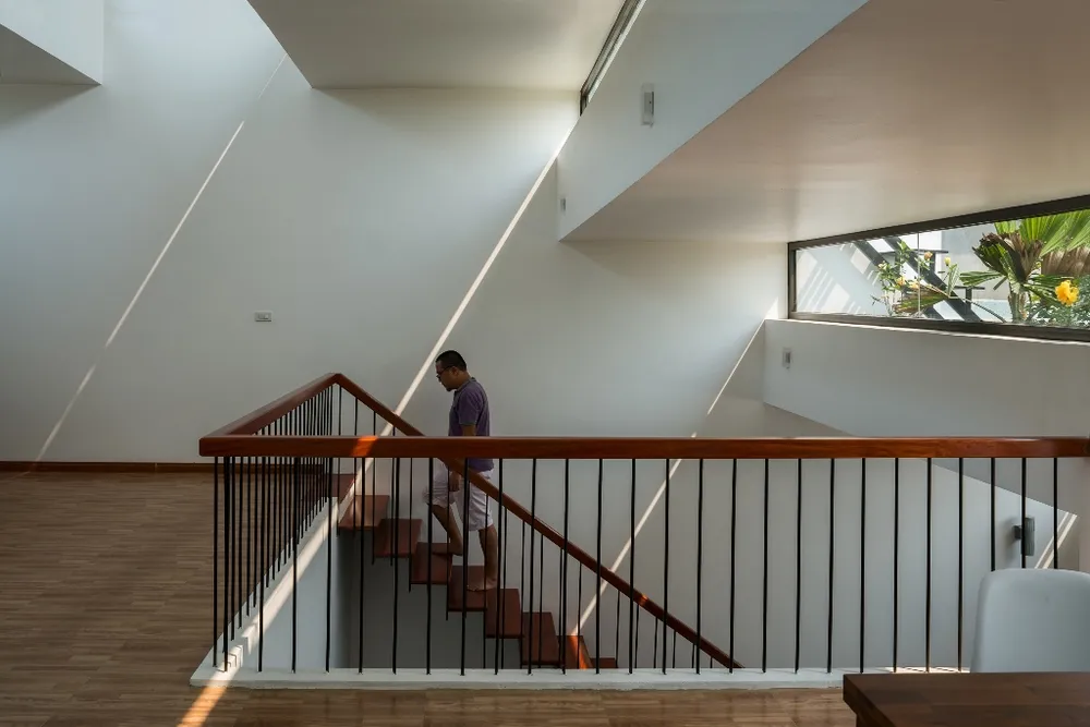 ngoi-nha-co-ruong-bac-thang-mat-tien-10