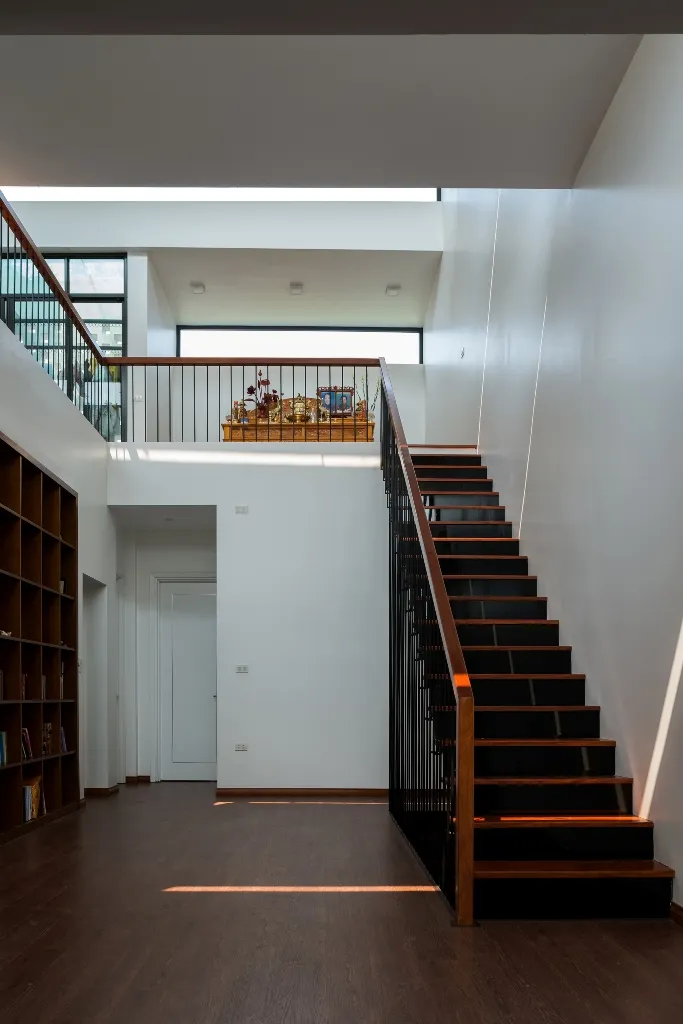 ngoi-nha-co-ruong-bac-thang-mat-tien-12