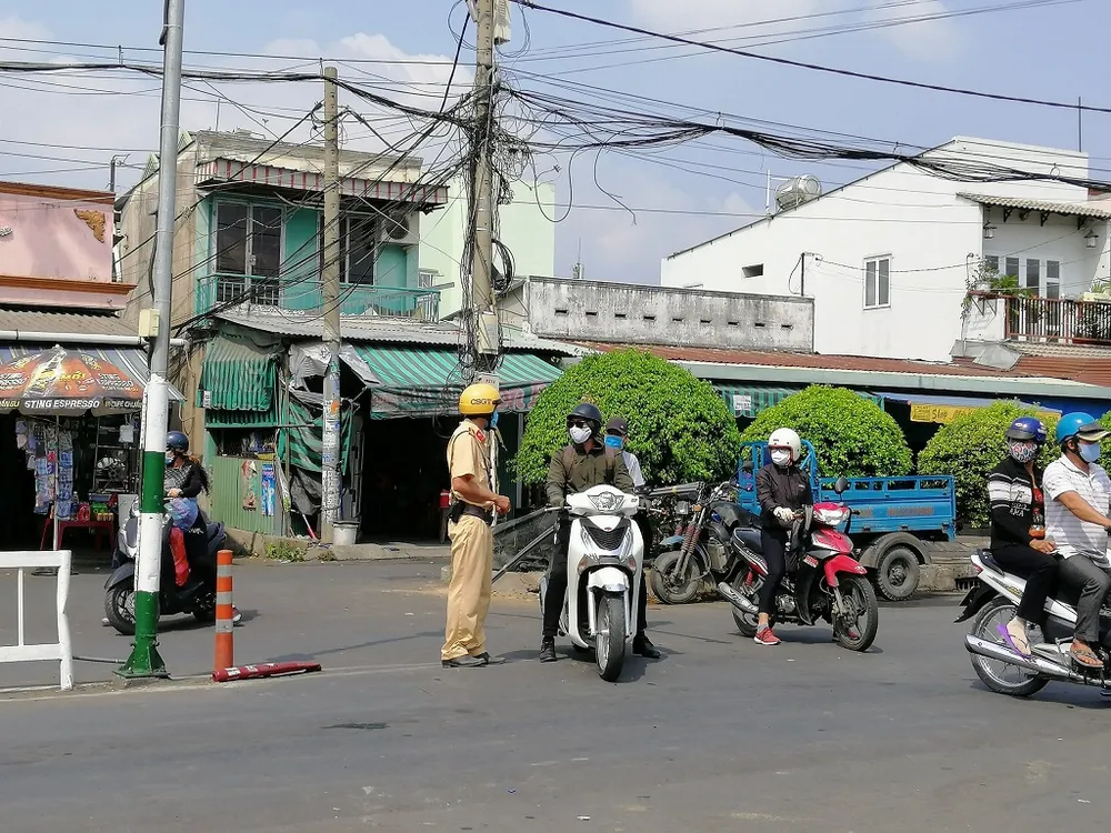 nguoi-dan-quay-dau-pha-cat-lai-2