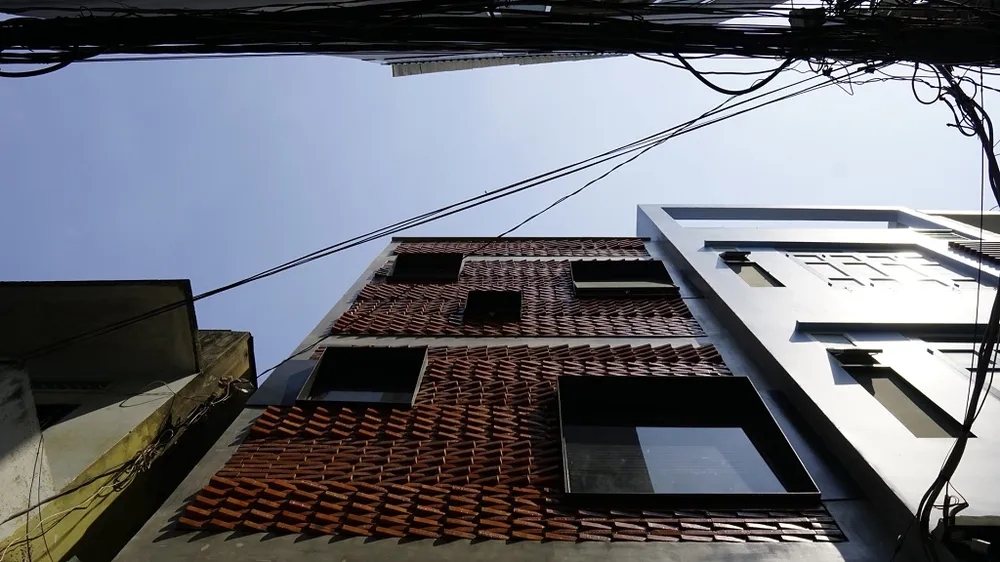 nha-co-mat-tien-gach-nung-1