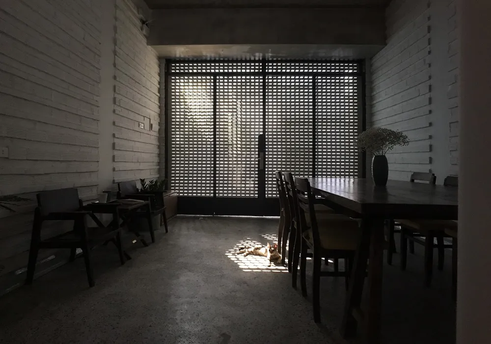 nha-co-mat-tien-gach-nung-3