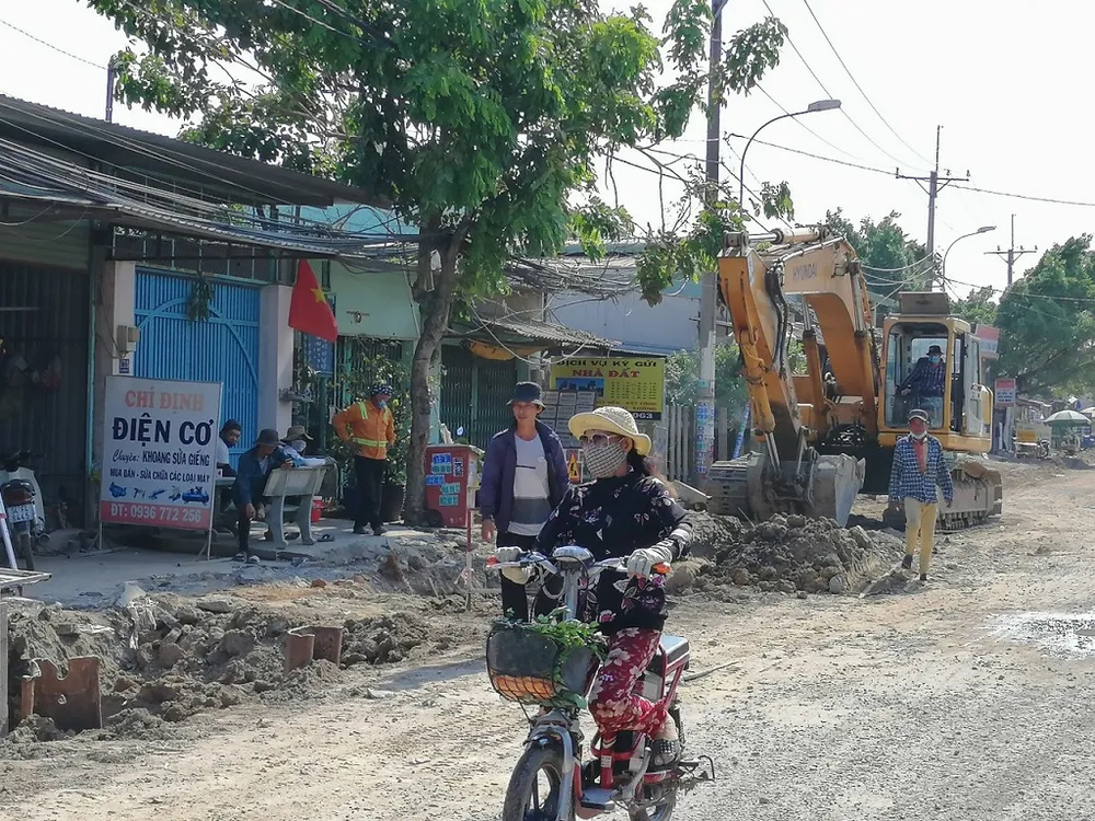 duong-nu-dan-cong-thi-cong-mua-dich-COVID19-5