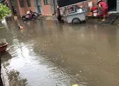 Sau cơn mưa, nhiều hẻm nhỏ ở TP.HCM hóa thành sông
