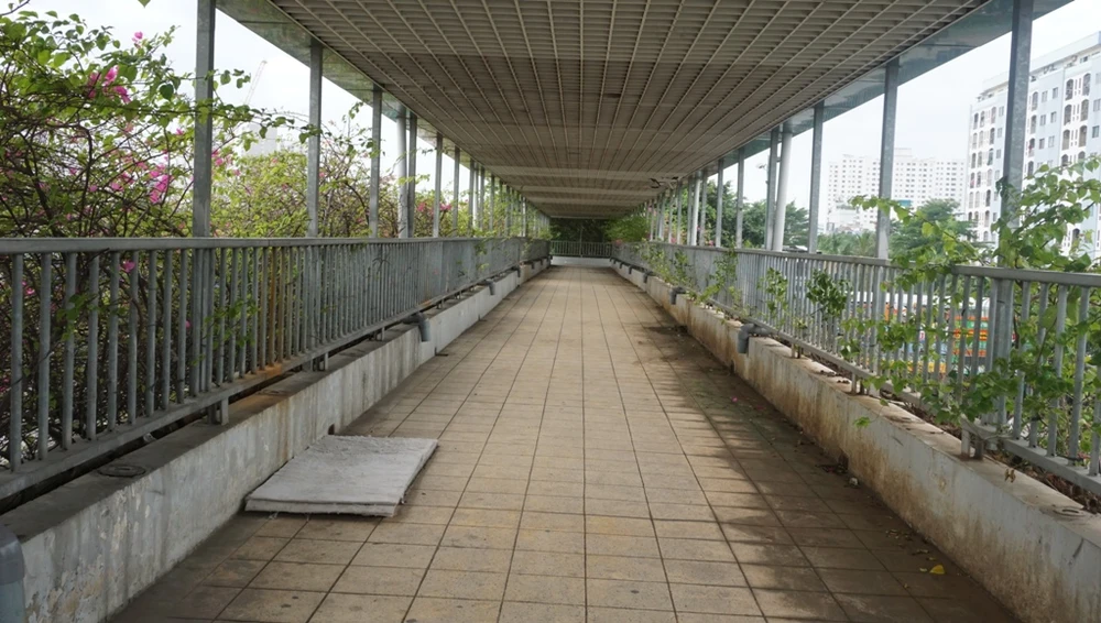 nguoi-dan-bang-qua-duong-3