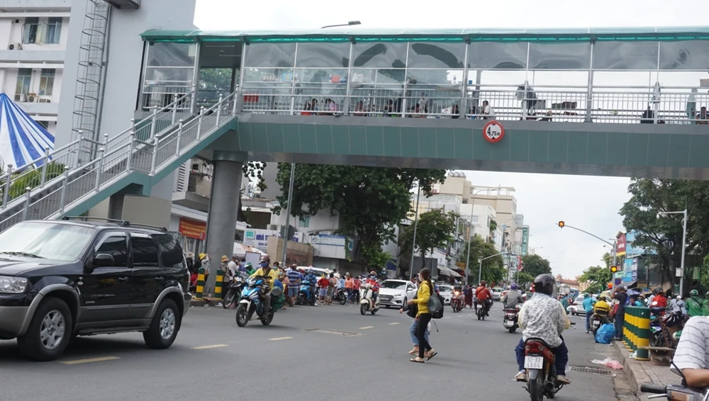 nguoi-dan-bang-qua-duong-4