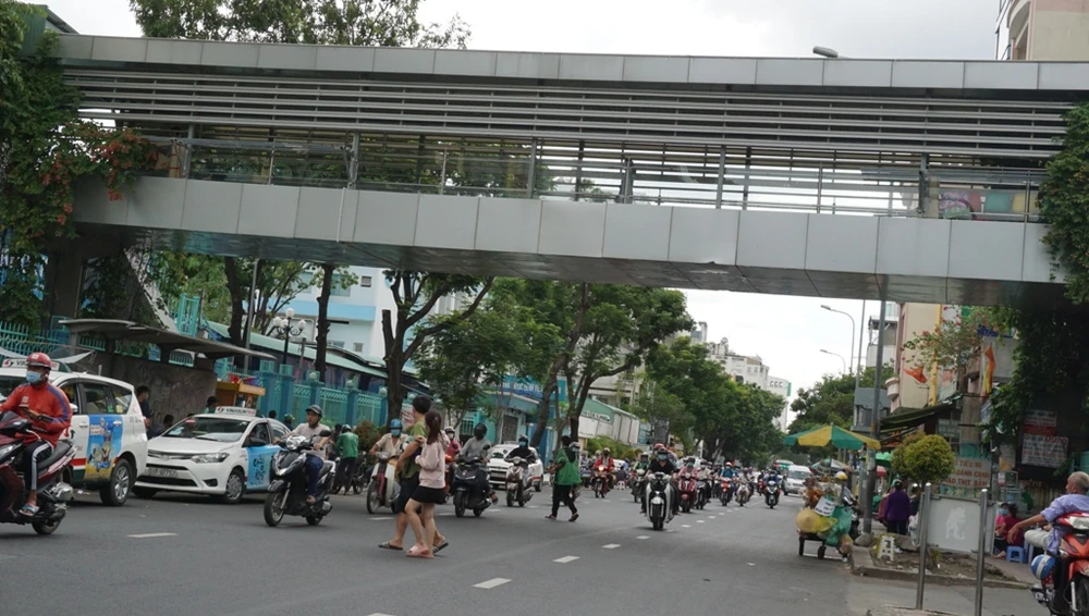 nguoi-dan-bang-qua-duong-5