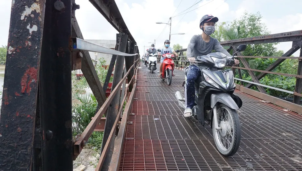 hai-cay-cau-nha-be-11