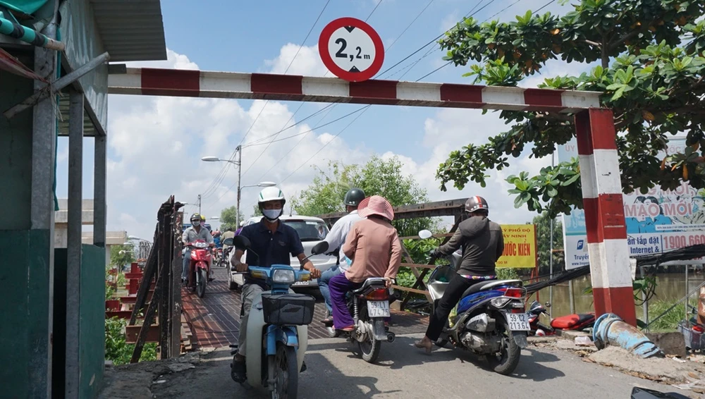 hai-cay-cau-nha-be-14