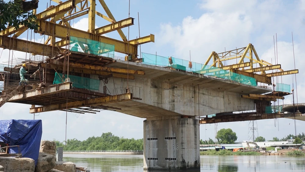 hai-cay-cau-nha-be-15