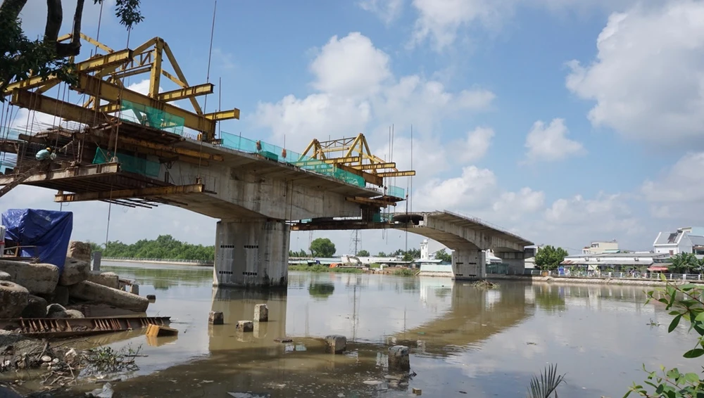 hai-cay-cau-nha-be-2