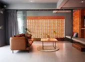 Ngôi nhà ở triền dốc hóa giải như thế nào? ảnh 16 Nhà phố 2 tầng thiết kế đơn giản nhưng cá tính