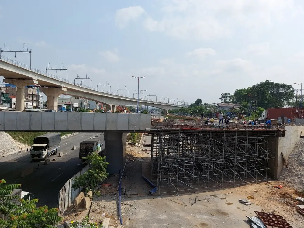 ham-chui-truoc-ben-xe-mien-dong-moi-9