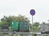Xe container đậu hàng dài, 'bịt kín' cửa ngõ phía Đông