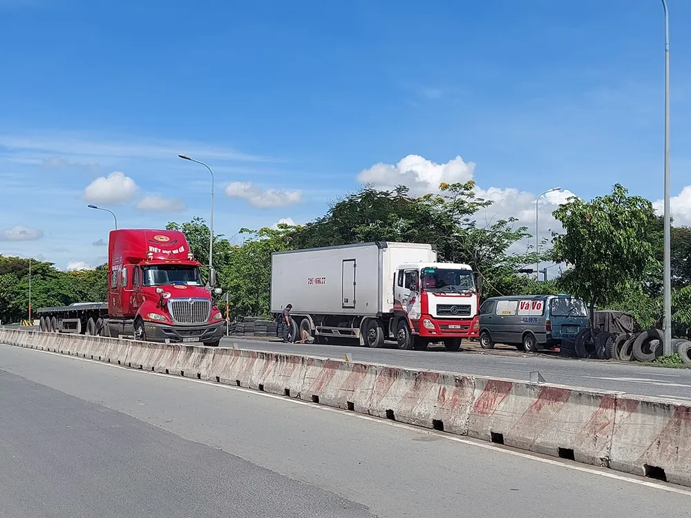 container-tran-lan-ra-long-duong-2