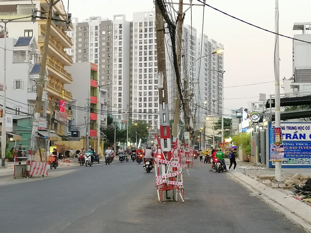 Một năm qua, người dân sống trên đường Tô Hiệu luôn cảm thấy lo lắng với dãy 80 cột điện nằm dưới lòng đường, tuy nhiên đến nay người dân đã thở phào nhẹ nhõm vì 80 cột điện đã được di dời. 1