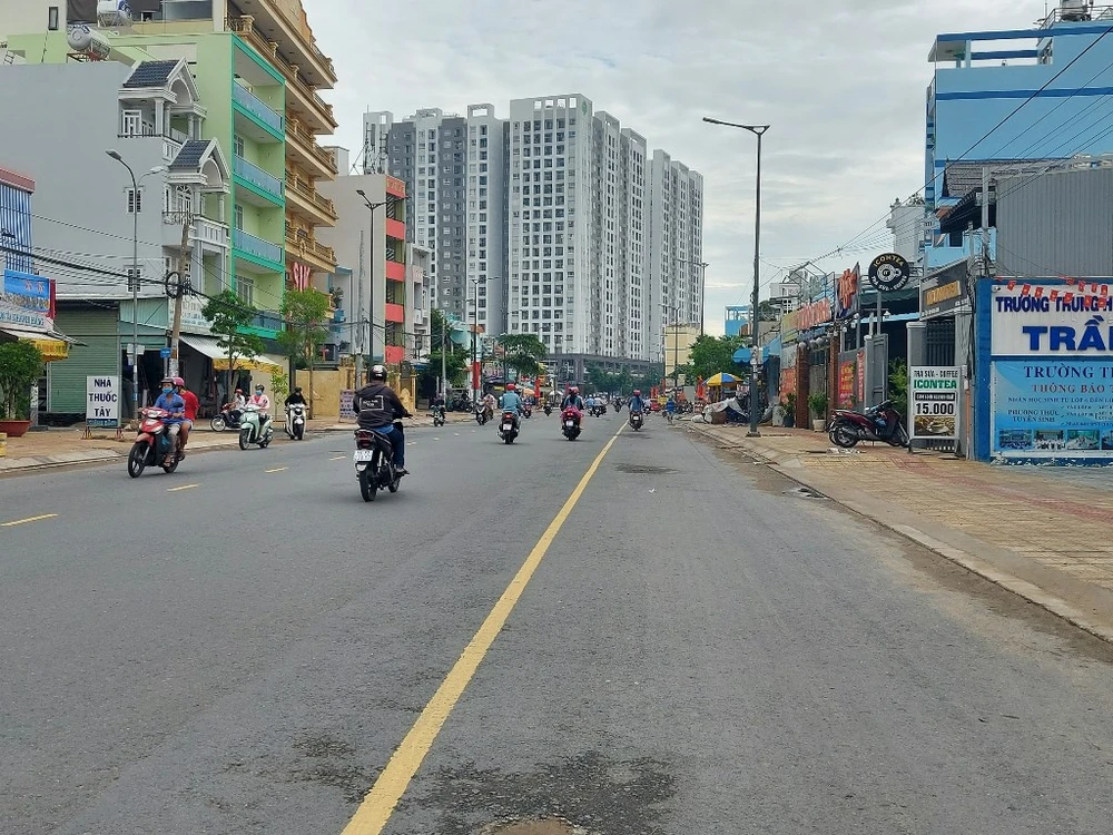 Một năm qua, người dân sống trên đường Tô Hiệu luôn cảm thấy lo lắng với dãy 80 cột điện nằm dưới lòng đường, tuy nhiên đến nay người dân đã thở phào nhẹ nhõm vì 80 cột điện đã được di dời. 2