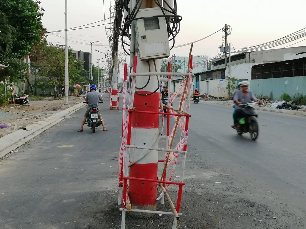 Những cột điện được rào lại bằng rào chắn và sơn đỏ để báo hiệu, thậm chí nhiều cột điện nghiêng về phía nhà dân đã không còn. 1