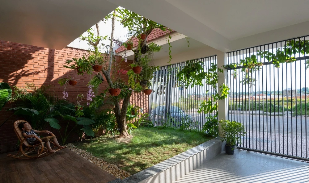 Ngôi nhà có hệ mái như chiếc nón lá khổng lồ ở Nghệ An ảnh 10