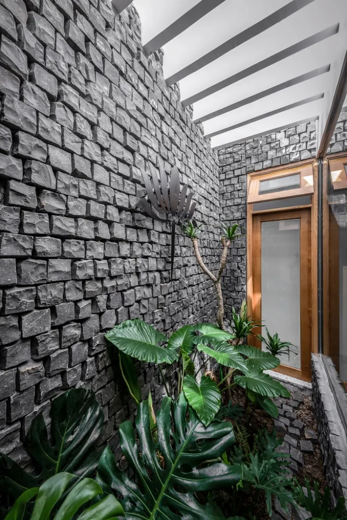 Nghỉ dưỡng tại gia trong ngôi nhà có 3 giếng trời ảnh 14 ngoi-nha-co-ba-gieng-troi-14