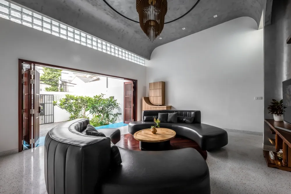 Nghỉ dưỡng tại gia trong ngôi nhà có 3 giếng trời ảnh 3 ngoi-nha-co-ba-gieng-troi-4