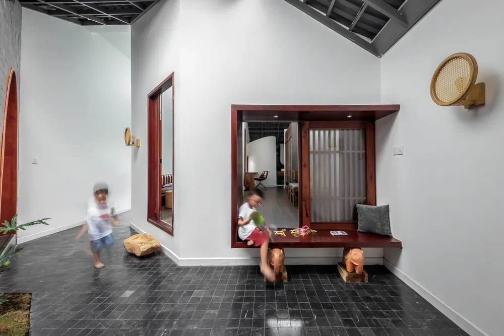 Nghỉ dưỡng tại gia trong ngôi nhà có 3 giếng trời ảnh 7 ngoi-nha-co-ba-gieng-troi-8