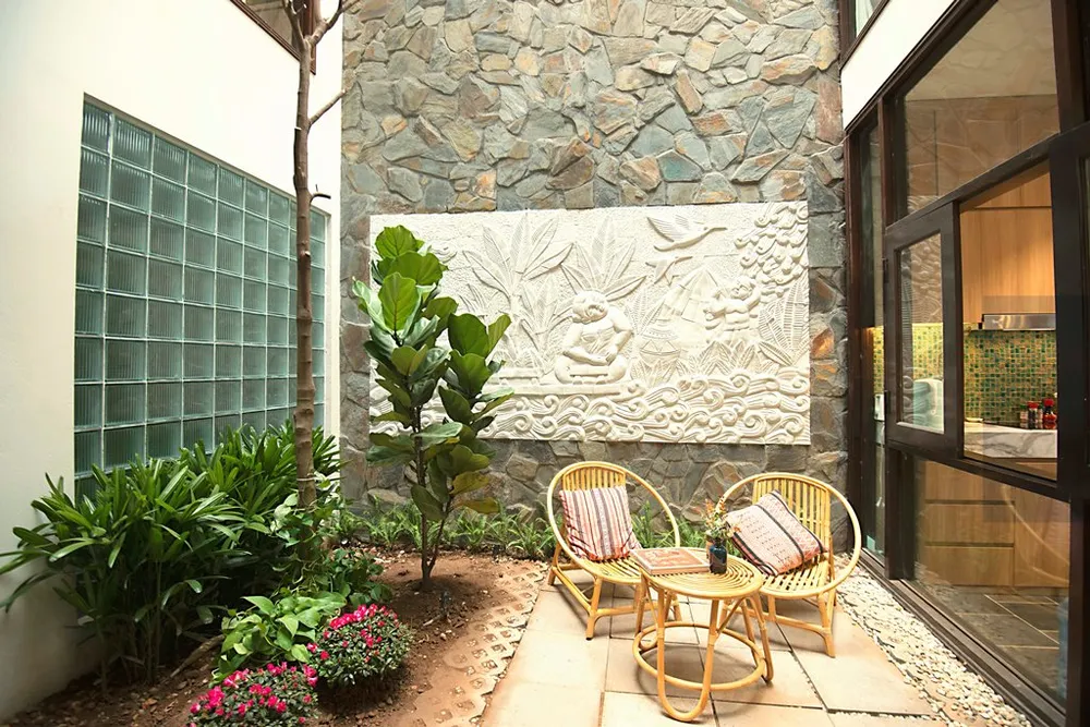 ngoi-nha-noi-bat-giua-long-pho-co-10