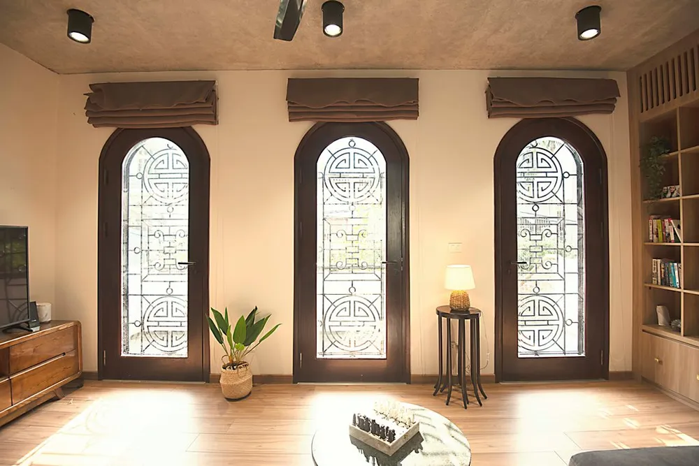 ngoi-nha-noi-bat-giua-long-pho-co-13