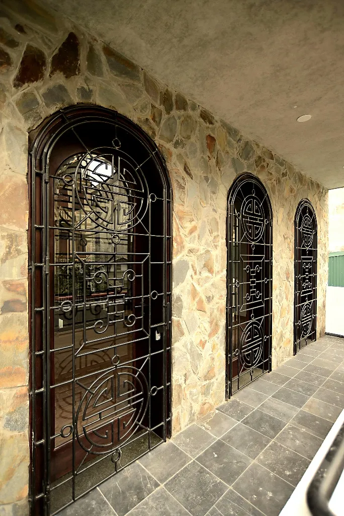 ngoi-nha-noi-bat-giua-long-pho-co-15