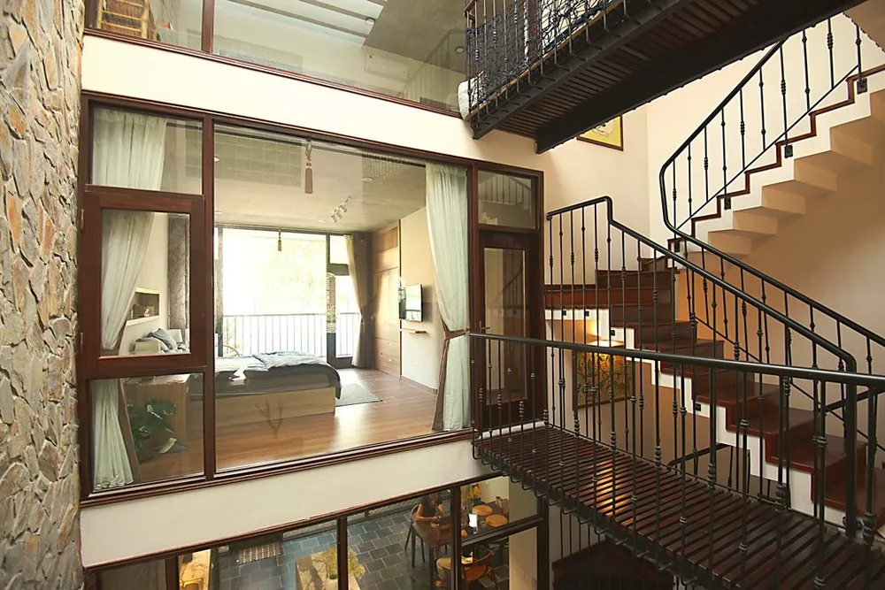 ngoi-nha-noi-bat-giua-long-pho-co-17