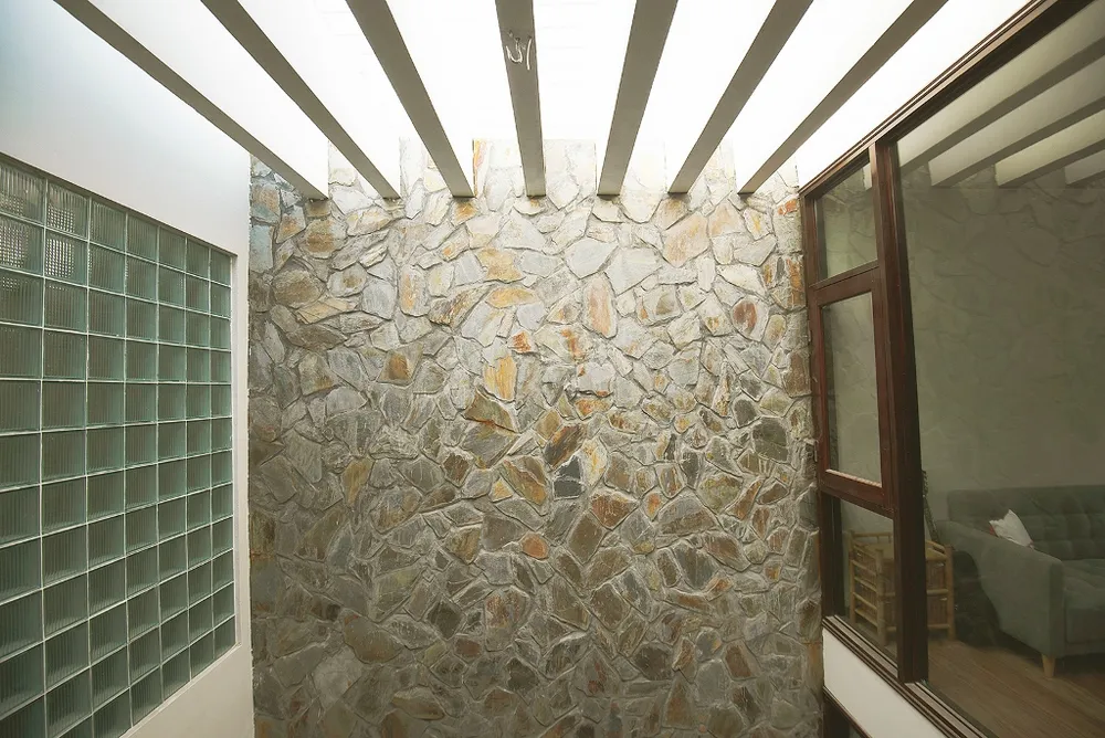 ngoi-nha-noi-bat-giua-long-pho-co-18