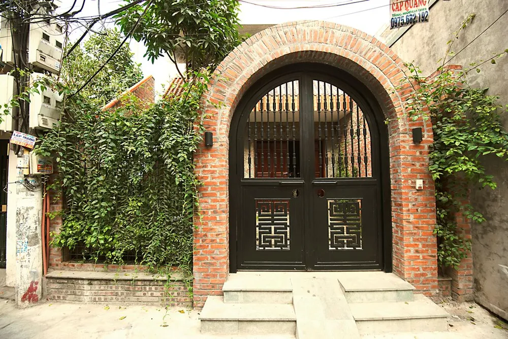 ngoi-nha-noi-bat-giua-long-pho-co-3