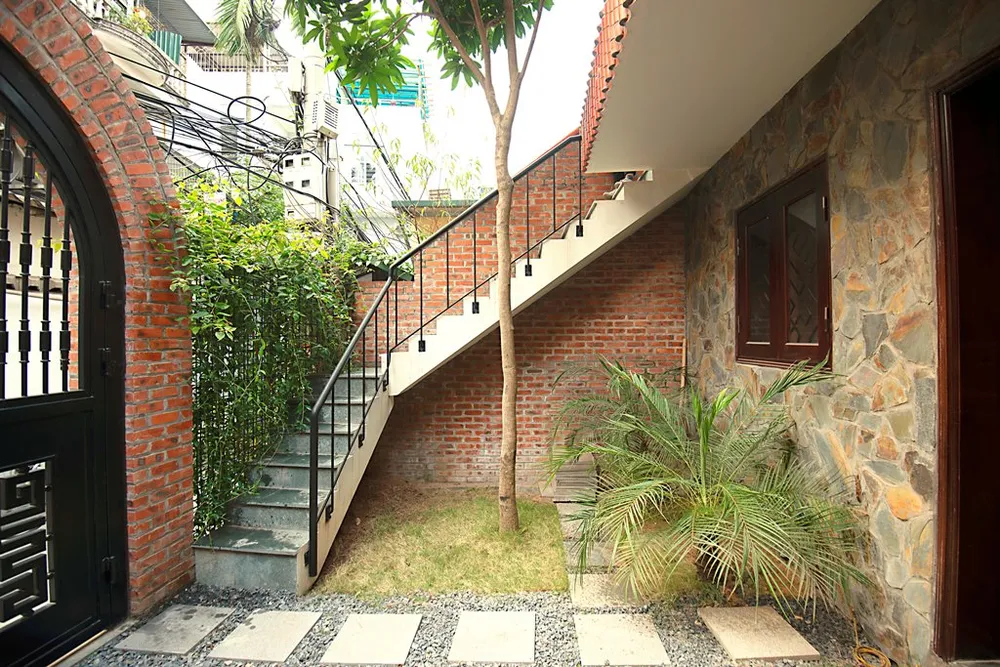 ngoi-nha-noi-bat-giua-long-pho-co-4