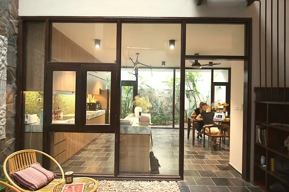 ngoi-nha-noi-bat-giua-long-pho-co-5