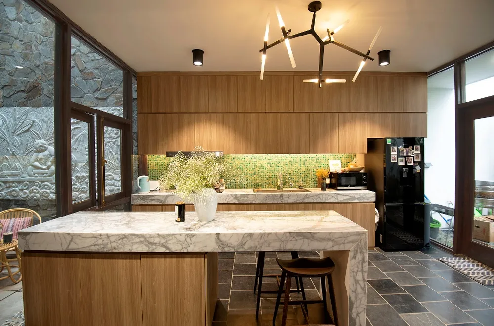 ngoi-nha-noi-bat-giua-long-pho-co-7