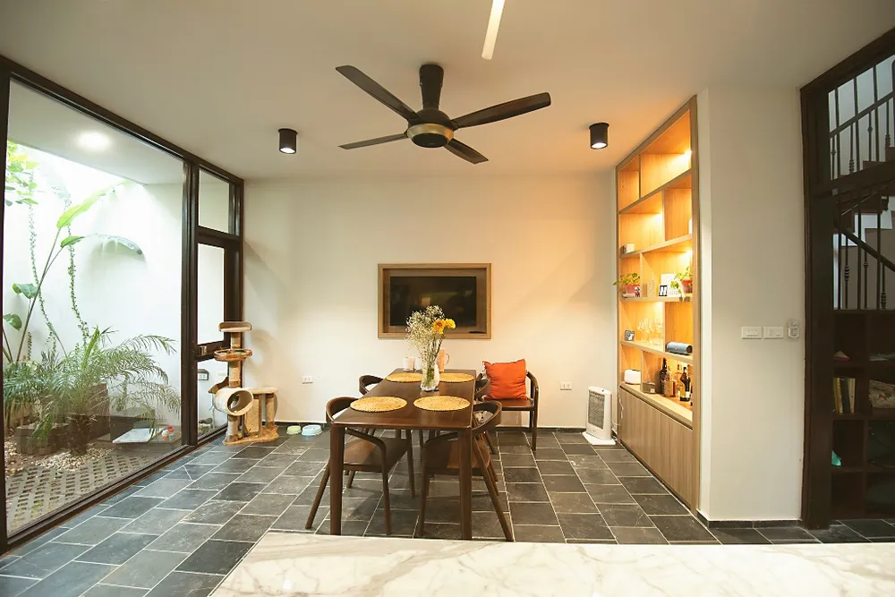 ngoi-nha-noi-bat-giua-long-pho-co-8