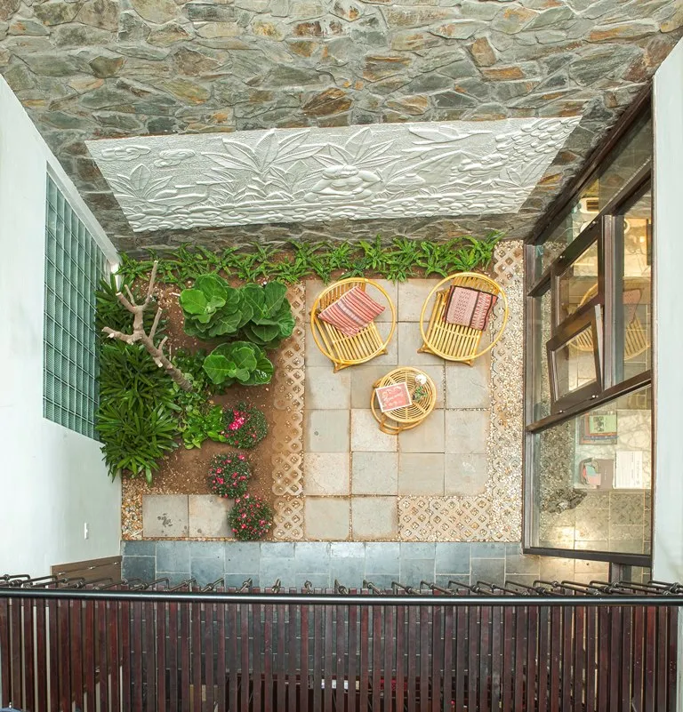 ngoi-nha-noi-bat-giua-long-pho-co-9