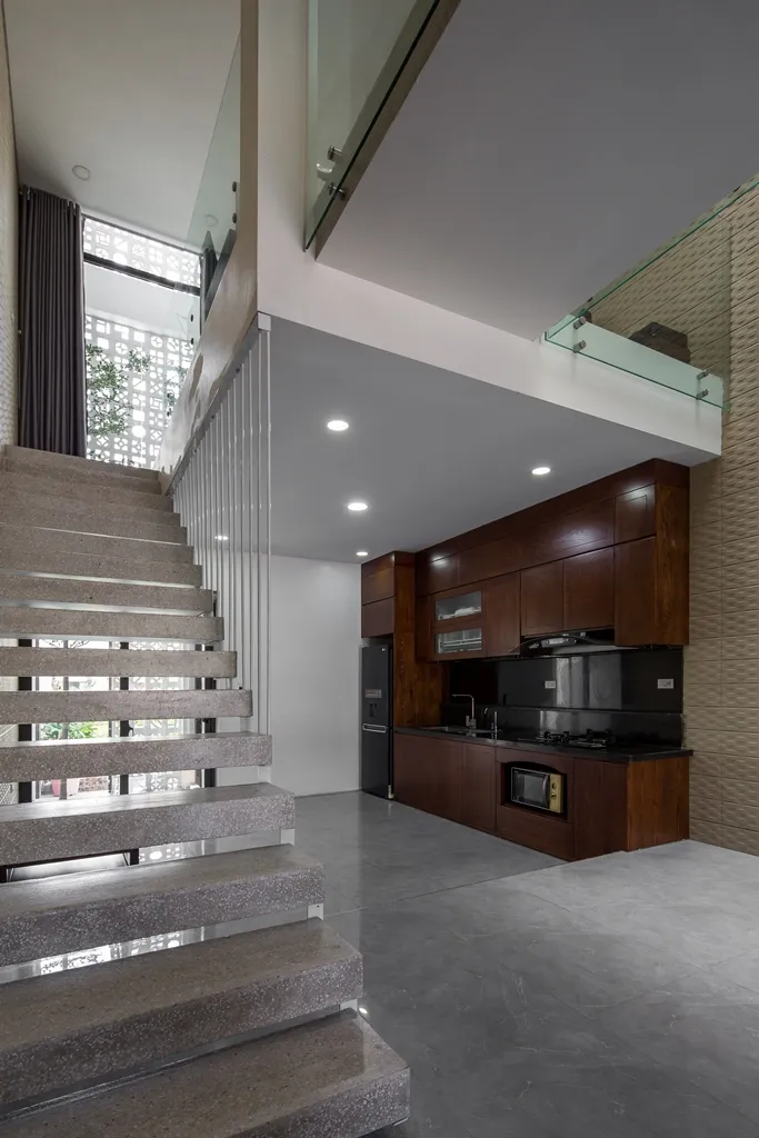 ngoi--nha-co-bon-hoa-o-mat-tien-11