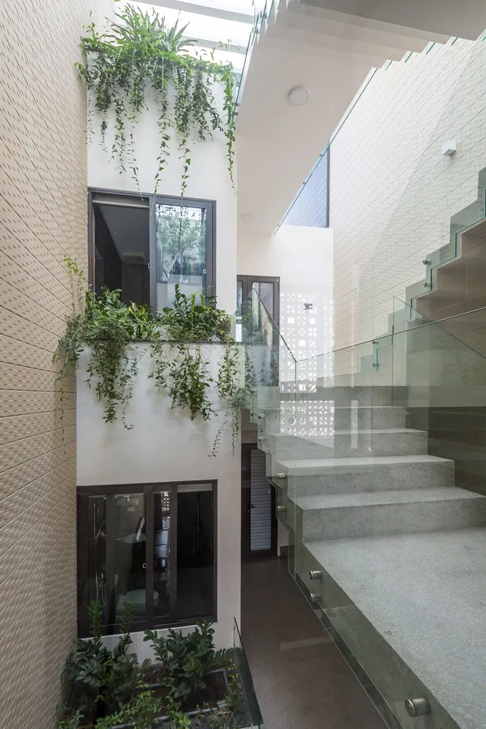 ngoi--nha-co-bon-hoa-o-mat-tien-12