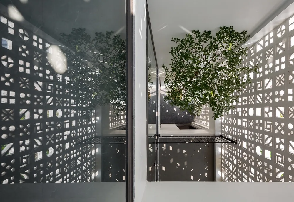 ngoi--nha-co-bon-hoa-o-mat-tien-14