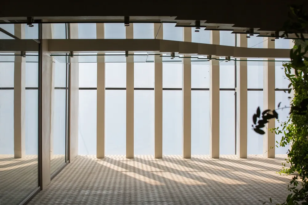 ngoi--nha-co-bon-hoa-o-mat-tien-15