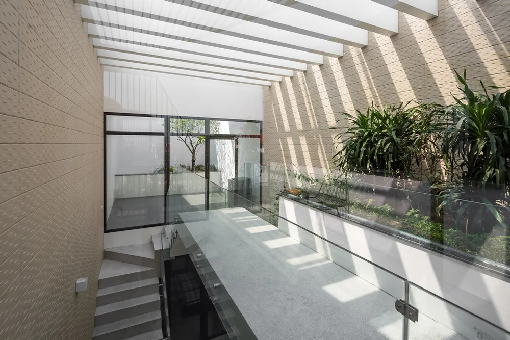 ngoi--nha-co-bon-hoa-o-mat-tien-16