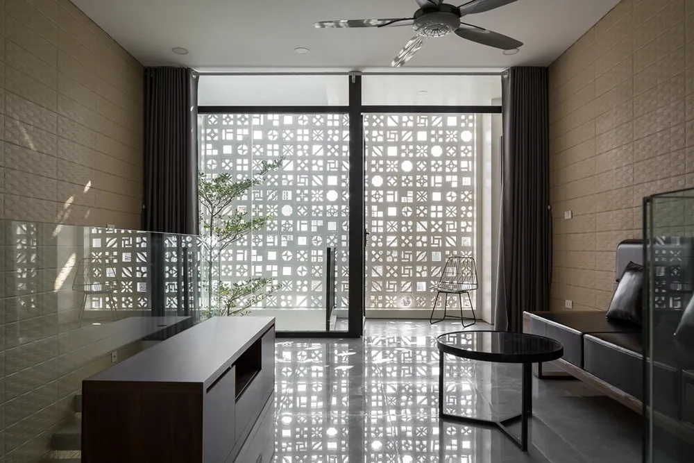 ngoi--nha-co-bon-hoa-o-mat-tien-18