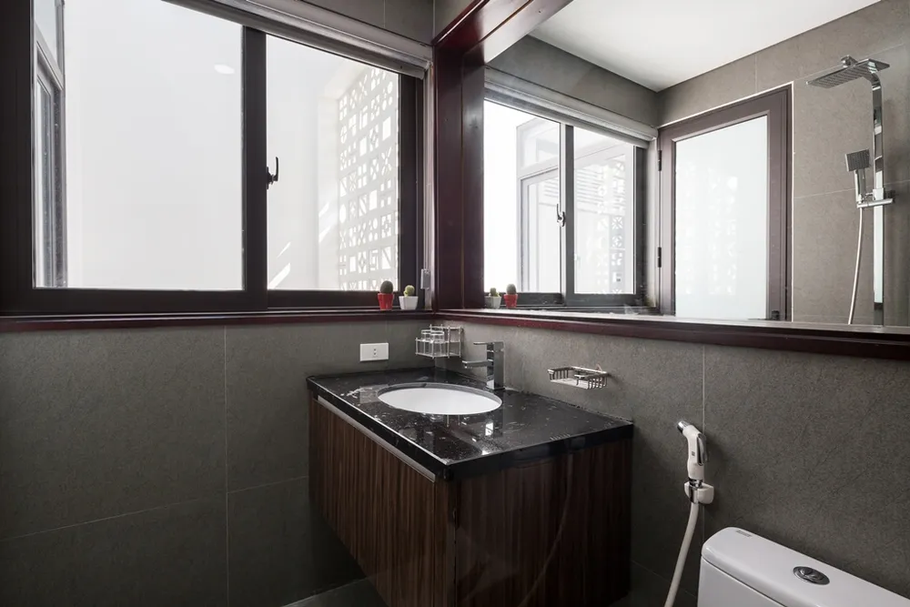 ngoi--nha-co-bon-hoa-o-mat-tien-19