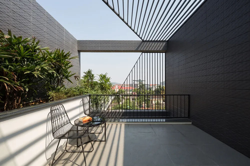 ngoi--nha-co-bon-hoa-o-mat-tien-21