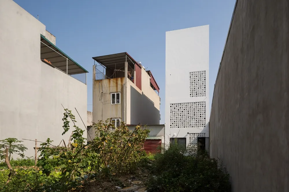 ngoi--nha-co-bon-hoa-o-mat-tien-22