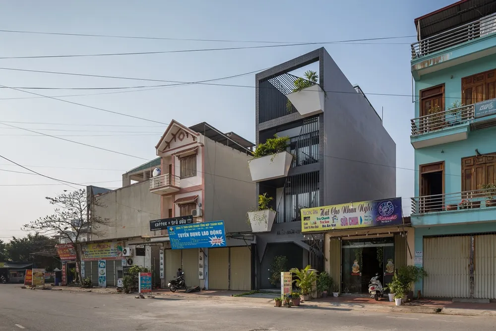 ngoi--nha-co-bon-hoa-o-mat-tien-2